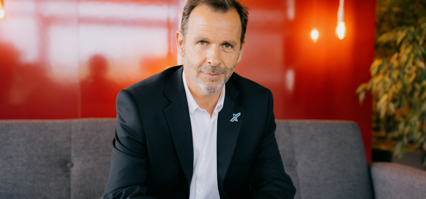 Francisco Ferreira Lima, CEO da Maxfinance, sentado num sofá em ambiente de escritório